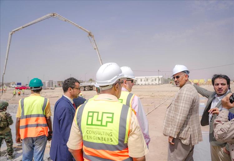 الرئيس الزُبيدي يتفقد سير العمل في مشروع محطة الطاقة الشمسية بالعاصمة عدن (تقرير + صور)