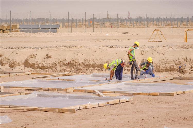 الرئيس الزُبيدي يتفقد سير العمل في مشروع محطة الطاقة الشمسية بالعاصمة عدن (تقرير + صور)