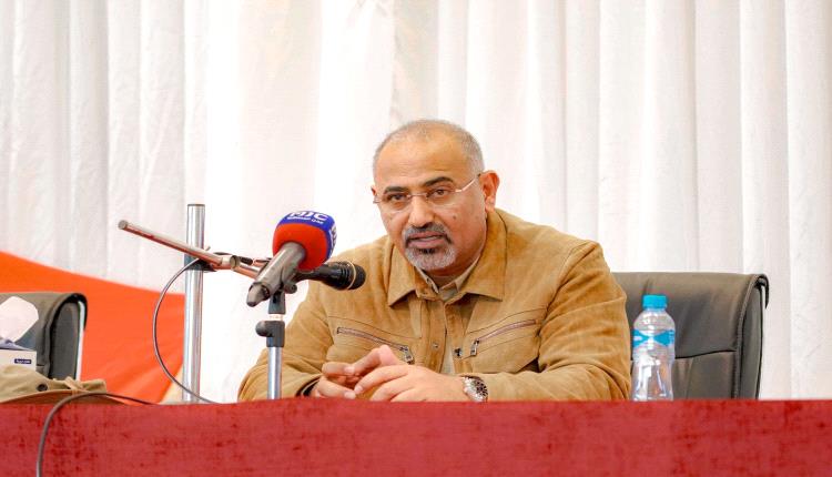 الرئيس الزُبيدي يؤكد على أهمية تأمين الطرقات ووقف أي جبايات غير قانونية