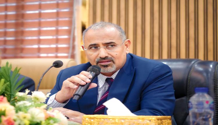 الرئيس الزُبيدي يشدد على أهمية تحسين الأوضاع المعيشية ووقف أي جبايات غير قانونية في العاصمة عدن