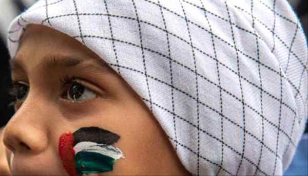 "هاي أمي أعرفها من شعرها".. طفلة فلسطينية تبحث عن أمها وسط ركام الحرب