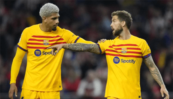 مُدافع نادي برشلونة مارتينيز يفقد أعصابه ويشتبك مع مشجع خارج الملعب