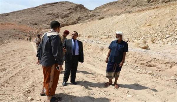 بن ماضي يتفقد موقع مشروع شق الطريق الدائري في حضرموت
