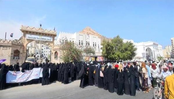 "كيف نعلم أطفالنا الصدق والأمانة والسلطات المعنية تمارس علينا الكذب والخداع".. وقفة احتجاجية كبرى بمدينة المكلا
