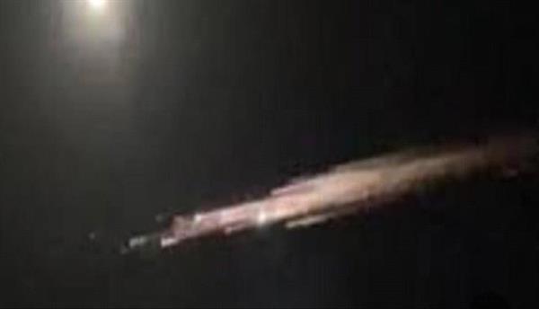 بالصوره... ضوء أخضر محير في سماء حضرموت : هل هو سقوط نيزك ؟