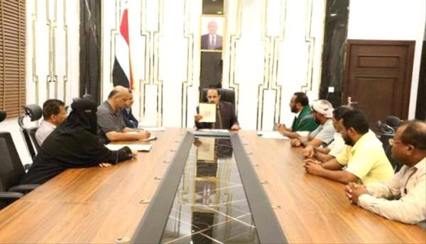 محافظ حضرموت يطّلع على النشاط الإنتاجي لمصنع المكلا لتعليب الأسماك “الغويزي”
