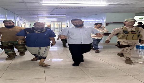 العميد أنور العمري يزور مستشفيات عدن ويقدم المساعدات للمرضى