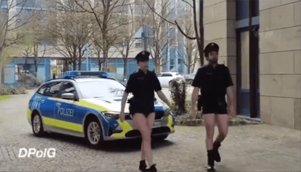بالفيديو.. ضباط الشرطة الألمانية دون سراويل