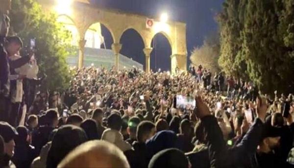 الجيش الإسرائيلي يطلق قنابل الغاز على المصلين عقب صلاة الفجر في المسجد الأقصى 
