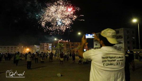  بالصور .. الألعاب النارية تزين سماء العاصمة عدن احتفالاً بذكرى تحريرها التاسعة
