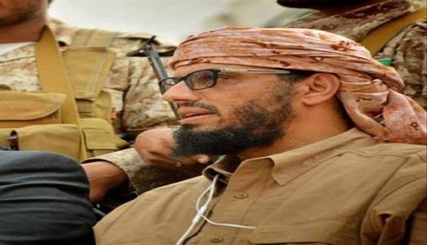  بن بريك يعلق على ظهوره بجانب ضباط إماراتيين في معركة عدن
