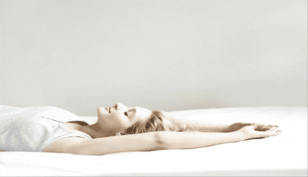 ارتداء هذه الملابس أثناء النوم قد يضر بصحتك