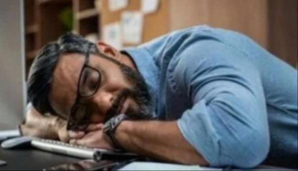 هل تشعر بالنعاس طوال اليوم؟ أسباب يجب معرفتها أهمها تململ الساقين