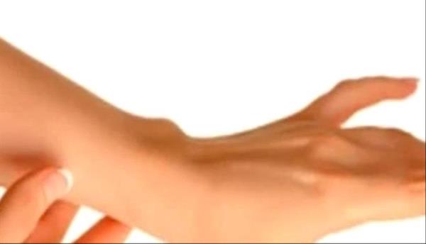 أسباب نمو الشعر تحت الجلد.. منها طرق الحلاقة واستخدام الشمع