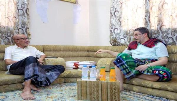 لقاء ساخن يجمع بن مبارك بمحافظ البنك المركزي الأسبق بن همام

