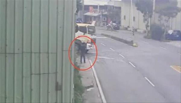 رجل ينجو من الموت بأعجوبة في حادث تصادم شاحنتين في تايوان