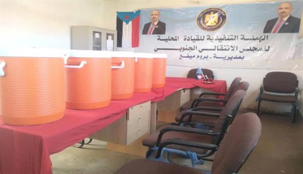 حضرموت .. انتقالي بروم ميفع يقدم دعم لعدد من المدارس بالمديرية
