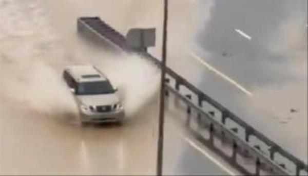 خرج من المياه وكأن شيئاً لم يكن.. قائد سيارة دفع رباعي يثير الإعجاب
