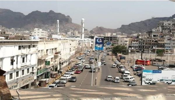 إنهيار مبنى سكني في عدن
