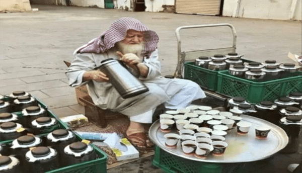 قصة السوري إسماعيل الزعيم "أبو السباع".. مطعم زوار المسجد النبوي بالمجان 40 عاما (صور + فيديو)