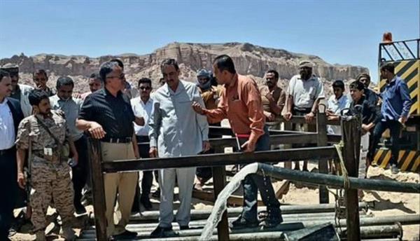 بدء الضخ التجريبي لمشروع بئر باكبيره بمديرية عتق