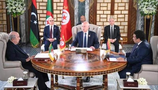 قمة عربية ثلاثية ترفض التدخل الأجنبي في شؤون ليبيا