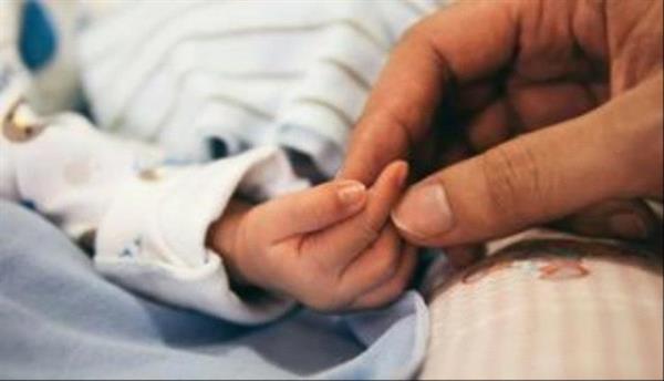 تعزز الترابط وتقلل التوتر.. أهم فوائد الساعة الذهبية بعد الولادة