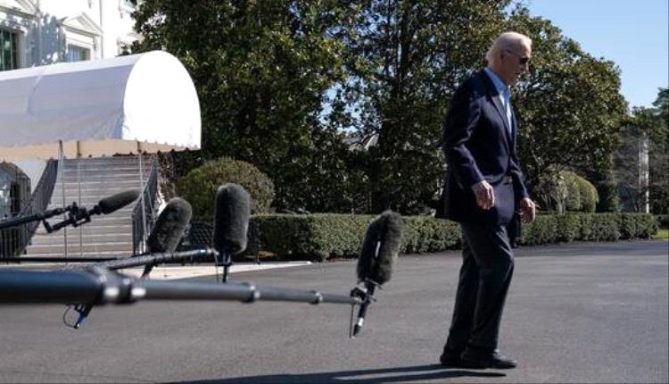 تغيير ملحوظ في مشية بايدن من وإلى المروحية الرئاسية في البيت الأبيض (صور)