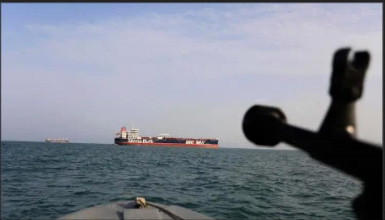 أمريكا: الحوثي يطلق ثلاث صواريخ باليستية صوب سفينتين في البحر الأحمر. 