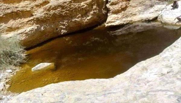 حضرموت.. المنخفض الجوي يرفع درجة مخاوف التلوث البيئي والأمراض السرطانية بسبب المخلفات النفطية

