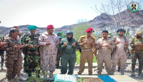 العميدان الوالي والمشوشي يوجهان رسالة من أمام قبر الشهيد "أبو اليمامة" في ذكرى استشهاده

