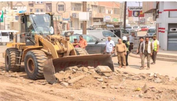 عدن .. حملة لإزالة العشوائيات والتعديات في خط الخدمات بشارع ال90
