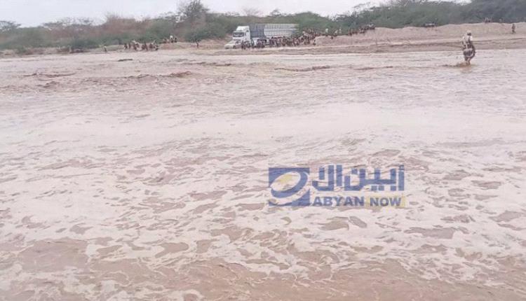 انقطاع الخط الدولي في أحور بسبب سيول الأمطار
