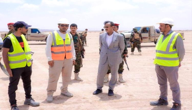 محافظ شبوة يزور موقع إنشاء محطة الطاقة الشمسية
