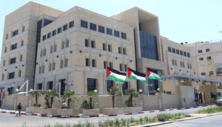 تراكم الشيكل في بنوك فلسطين ينذر بتداعيات خطيرة
