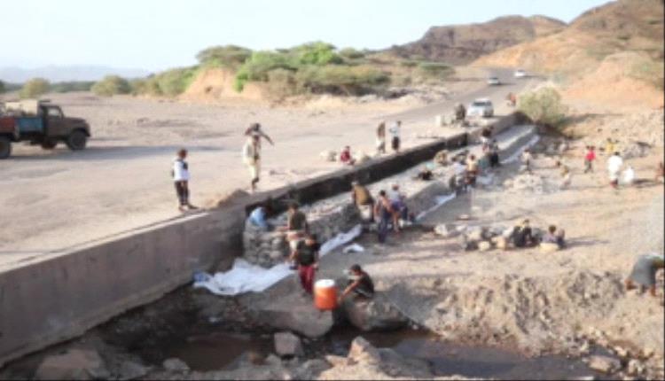 بدء أعمال إصلاح أضرار السيول في جسر سيلة بله في لحج
