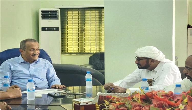 مدير عام شبام يبحث مع وكيل الشؤون الفنية بالمحافظة آلية تنفيذ مشاريع الرصف والخط الاسعافي بالمديرية
