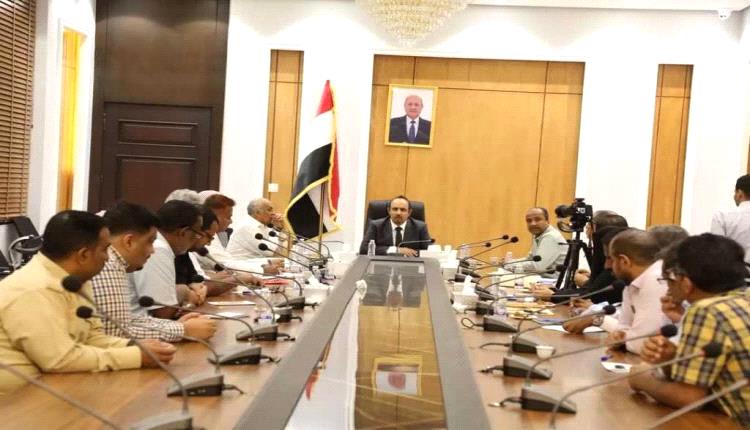 مصانع طحن الأسماك تعود للواجهة في اجتماع موسع بحضرموت