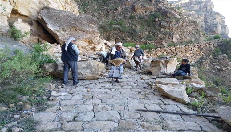 مبادرة مجتمعية لإصلاح طريق المقاطرة في لحج