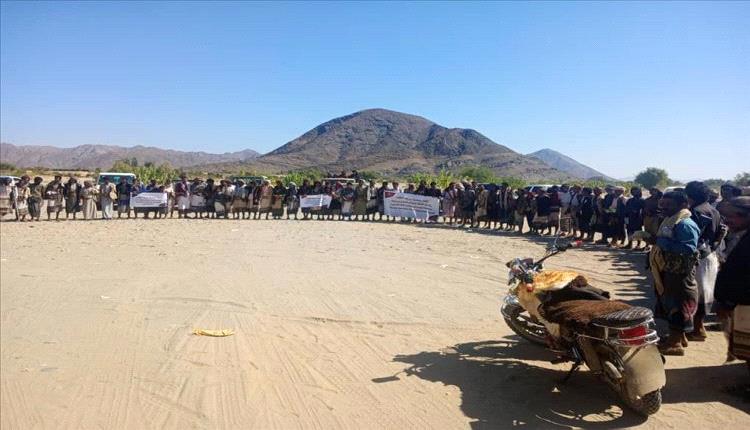 أبناء مرخة العليا في شبوة ينفذون وقفة احتجاجية للمطالبة باستكمال المشاريع والخدمات في المديرية

