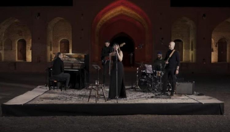 مغنية إيرانية تقيم حفلا بدون حجاب وبلباس يتحدى السلطات