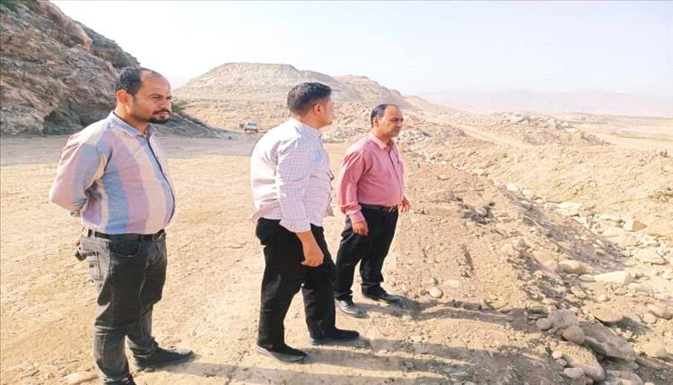 فريق من الدائرة الاقتصادية والخدمية بالأمانة العامة يتفقد عدداً من المرافق الخدمية ومشروع سد حسان الاستراتيجي بأبين
