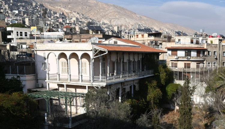 فرنسا ترفع علمها بدمشق وتجري محادثات مع السلطة الجديدة