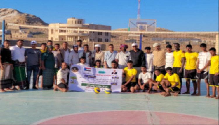 الكريحي كنعان يشهد منافسات نصف نهائي بطولة كرة الطائرة ضمن مهرجان سقطرى الرياضي الأول
