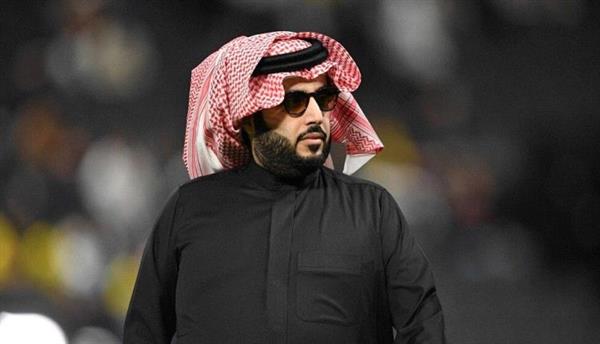 رد فعل تركي آل الشيخ على سداسية النصر بعد دخول ميسي للملعب.. 