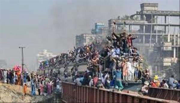 حول العالم في صورة: زحام هائل وقطارات مكتظة في بنجلاديش.. ما السبب؟

