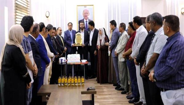 وزير الشباب والرياضة يكرم وكيل الشؤون المالية والإدارية السابق طلال بن حيدرة