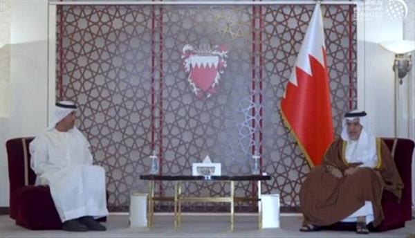 ولي عهد البحرين يستقبل وزير الدولة لشؤون الدفاع بالإمارات
