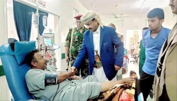 محافظ شبوة يتفقد مركز غسيل الكلى ويؤكد على دعمه للمرضى 3 محافظ شبوة يتفقد مركز غسيل الكلى ويؤكد على دعمه للمرضى