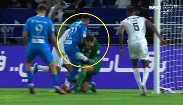 قرار غريب باحتساب هدف الهلال السعودي..  خبير تحكيمي يوضح الحالة! 